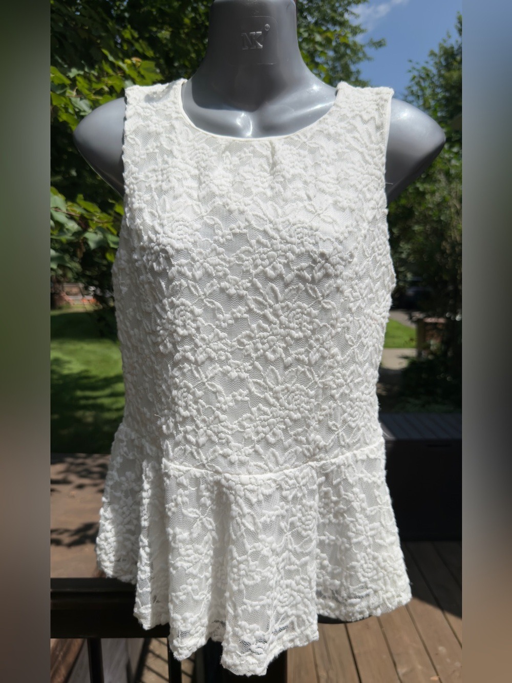 •Suzy Shier White Floral Lace Peplum Top Size M Sleeveless Keyhole Back - Picture 3 of 10